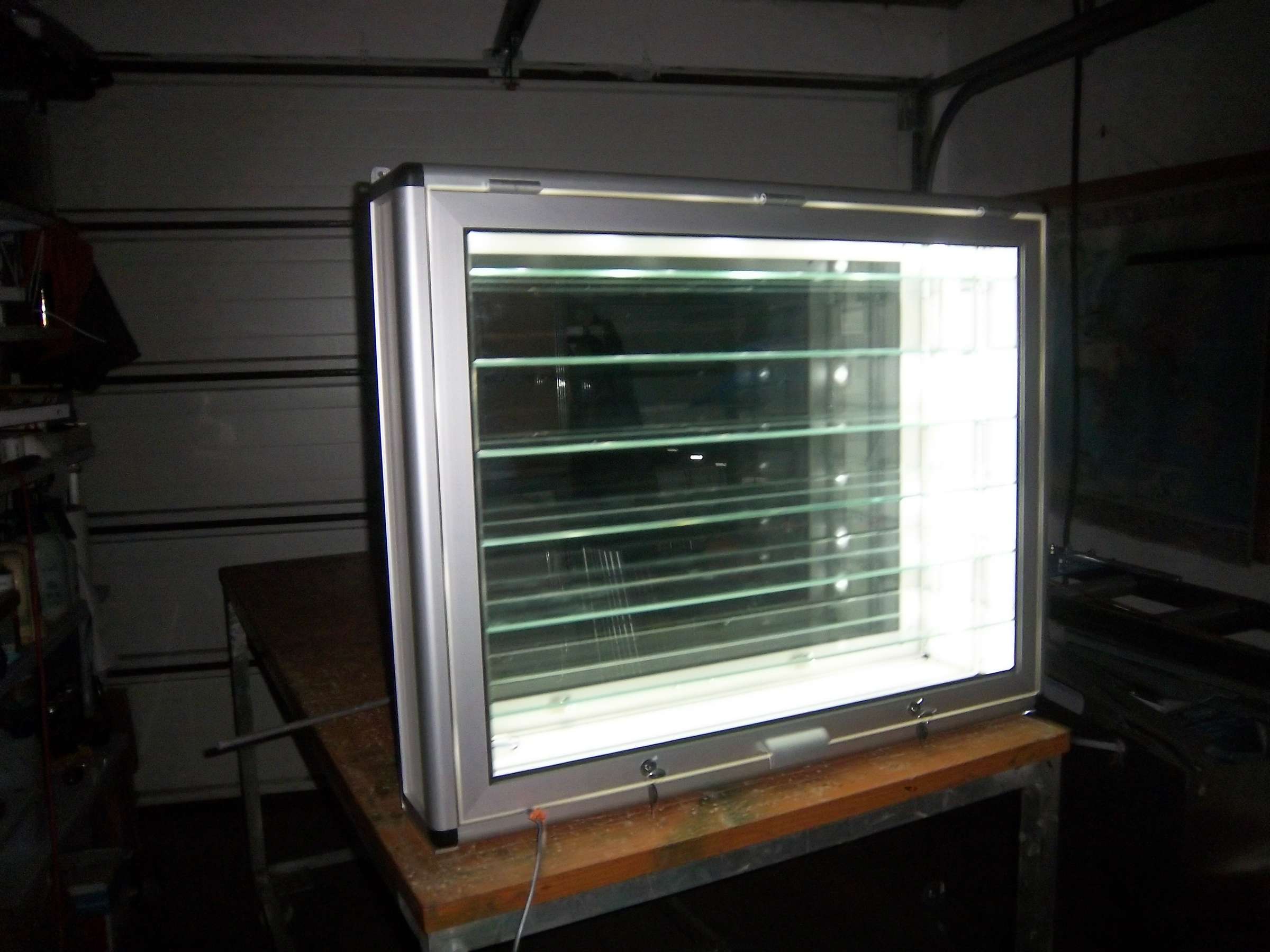 Alu Vitrine mit LED Beleuchtung