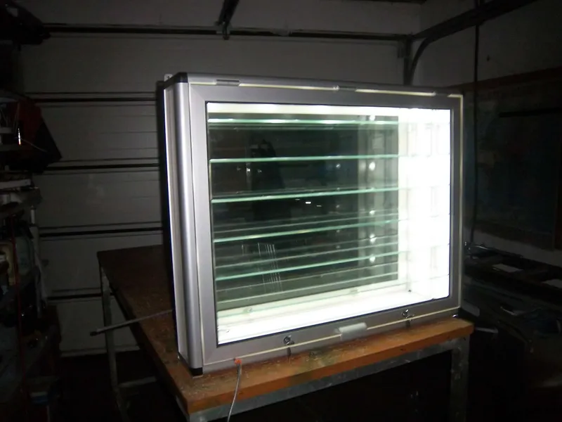 Alu Vitrine mit LED Beleuchtung