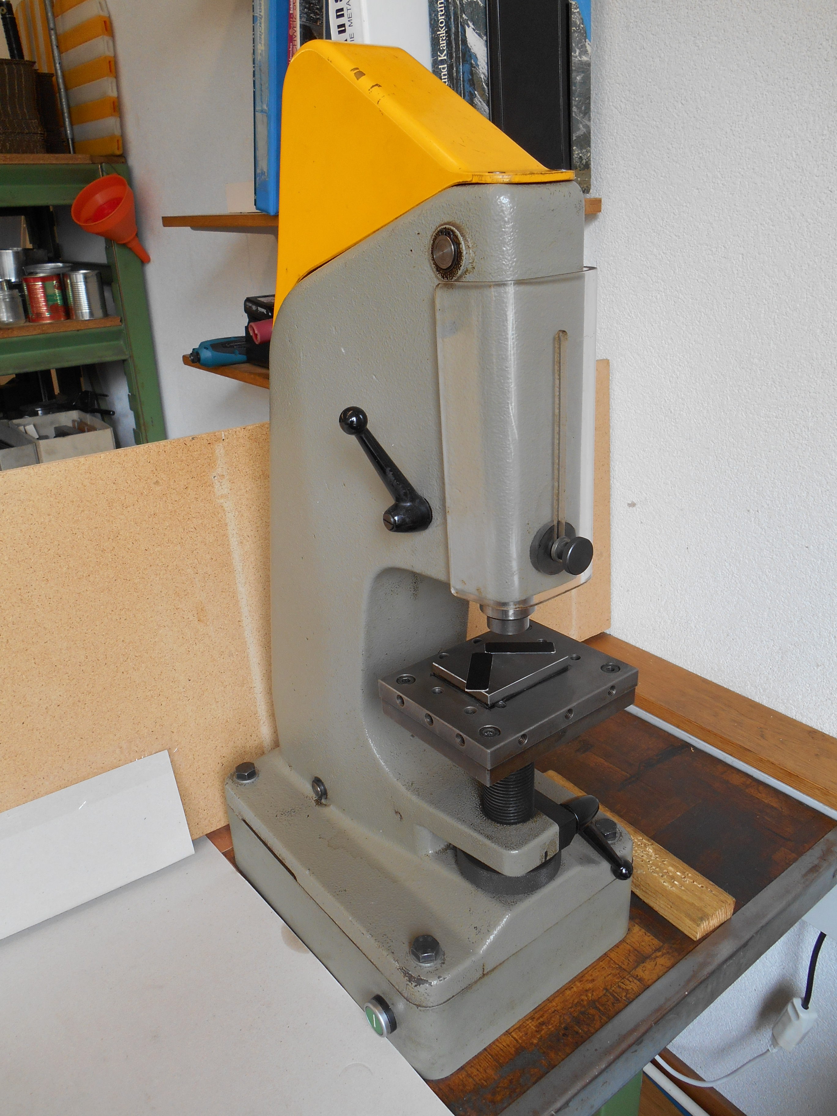 Kniehebelpresse pneumatisch