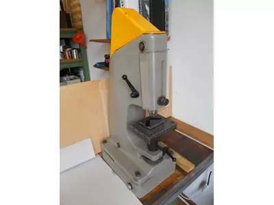 Kniehebelpresse pneumatisch