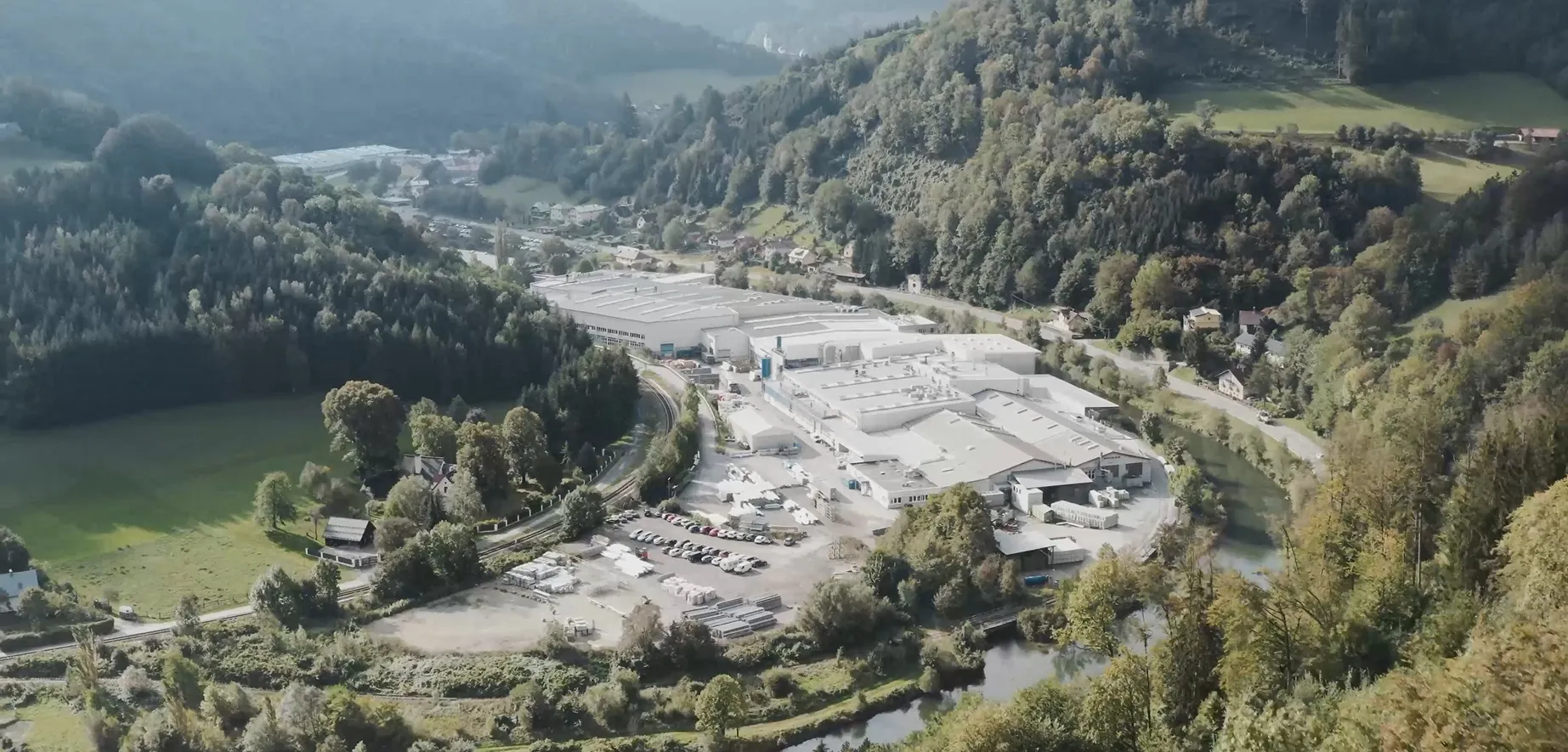 Blick von der B20 über die NAM und das Strangpresswerk (NSM)