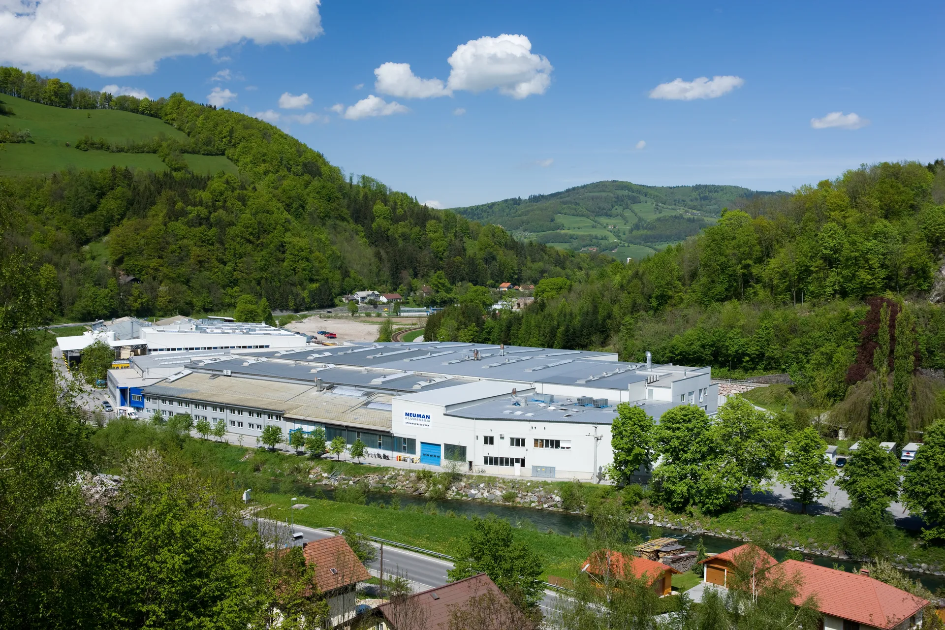 Blick von der B20 auf das Strangpresswerk (NSM)