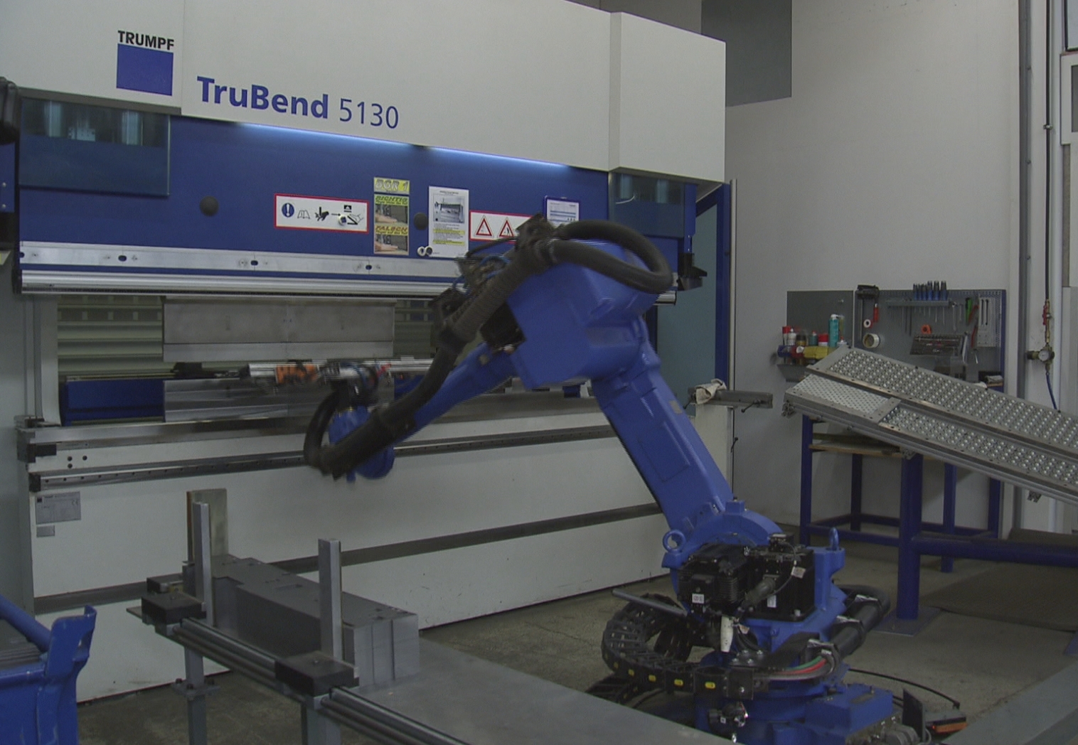 Biegen mit Handlingsroboter