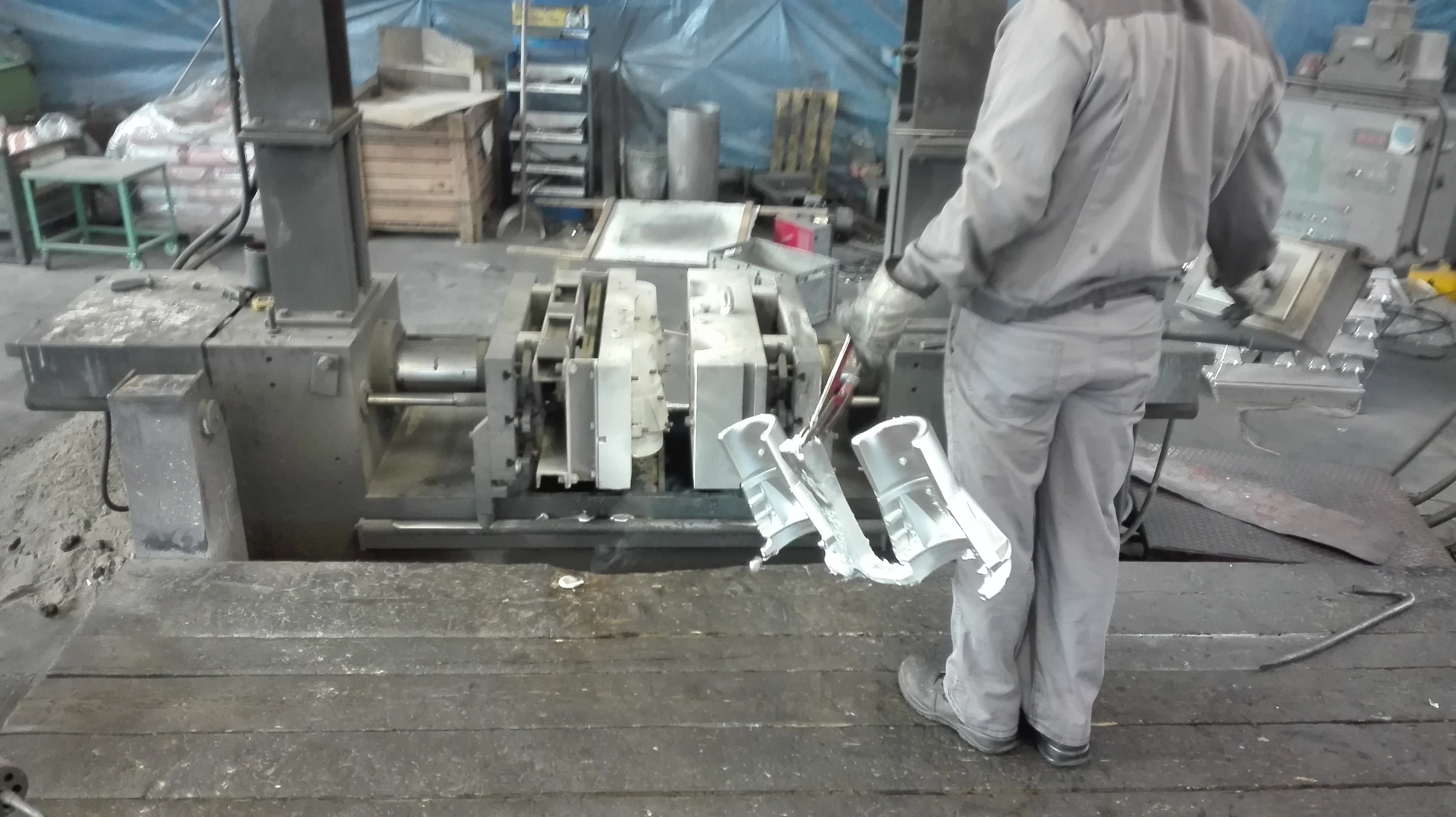 Gravity casting machine