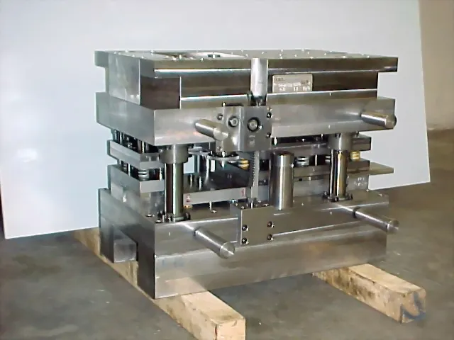 Progressive die with threading station