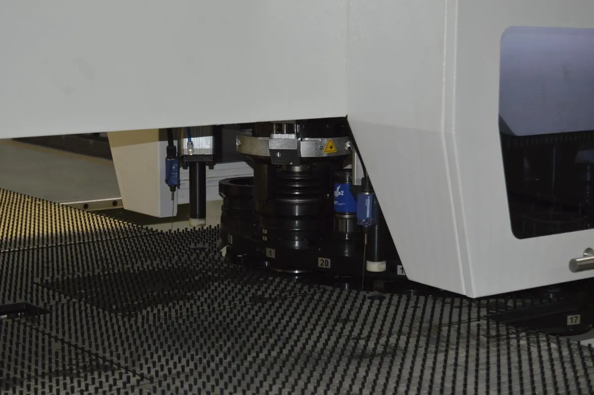 Masina-de-stantat-CNC