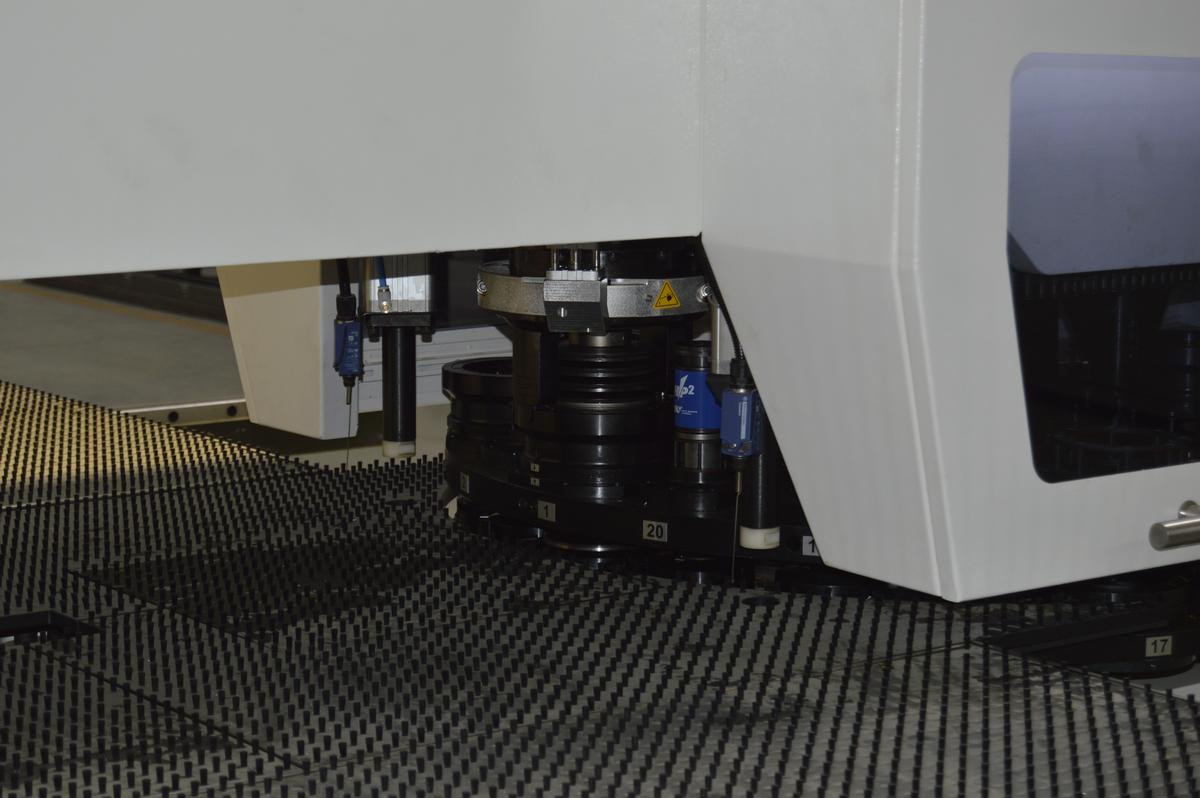 Masina-de-stantat-CNC