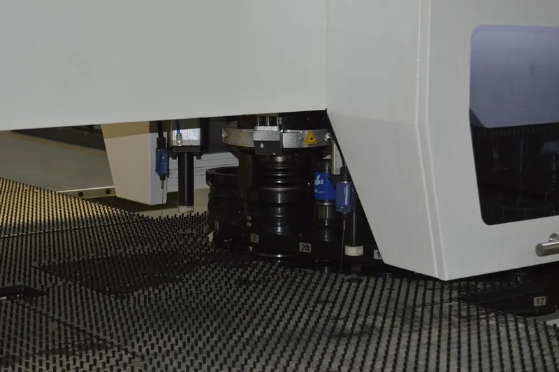 Masina-de-stantat-CNC