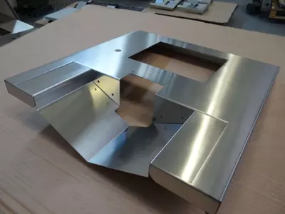 Piegatura saldatura e pulitura porte