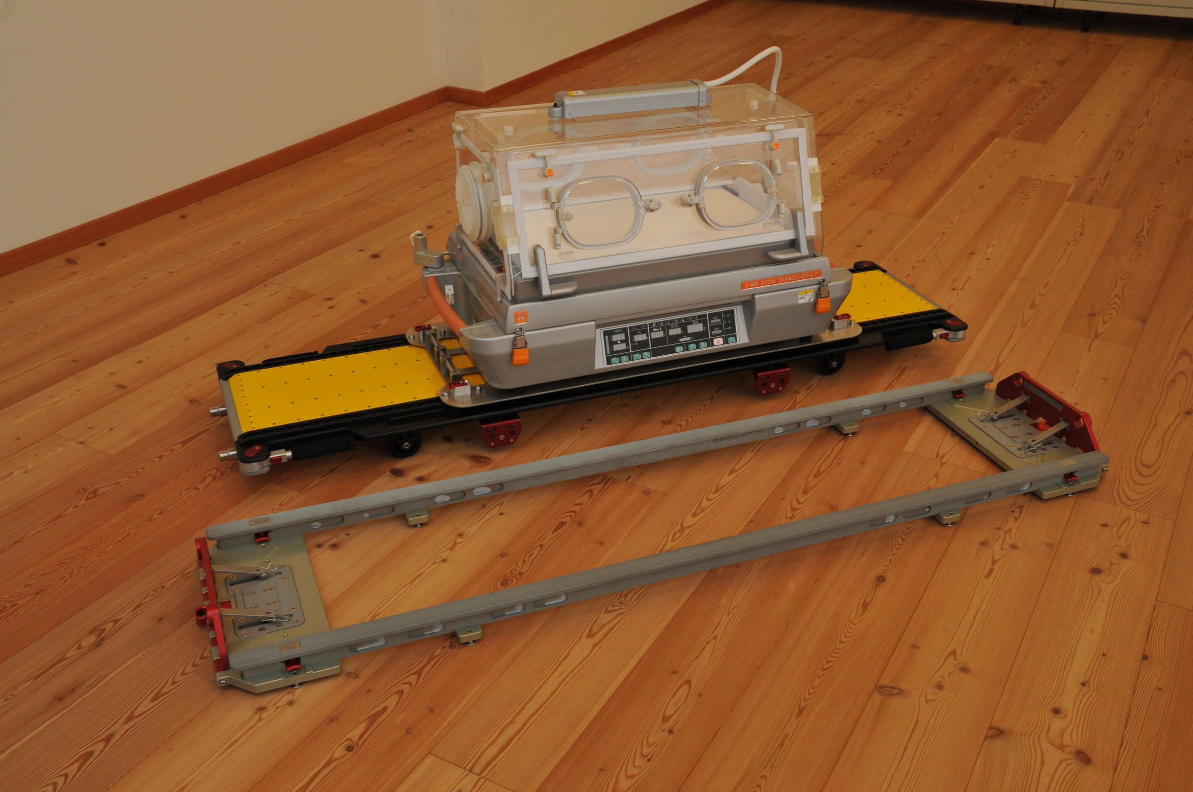 Platform for incubator installed on aircraft
