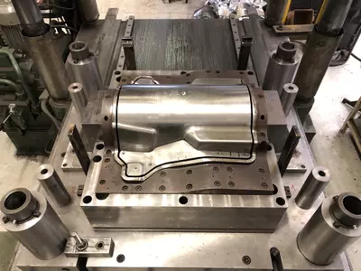 Stampo di imbutitura e trancia riparo calore