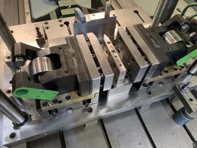 Stampo di foratura con camme