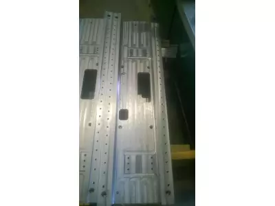 Stahlträger mit Passung und Gewinde.jpg