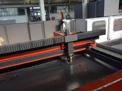 Laserschneidemaschine mit 4.400 W