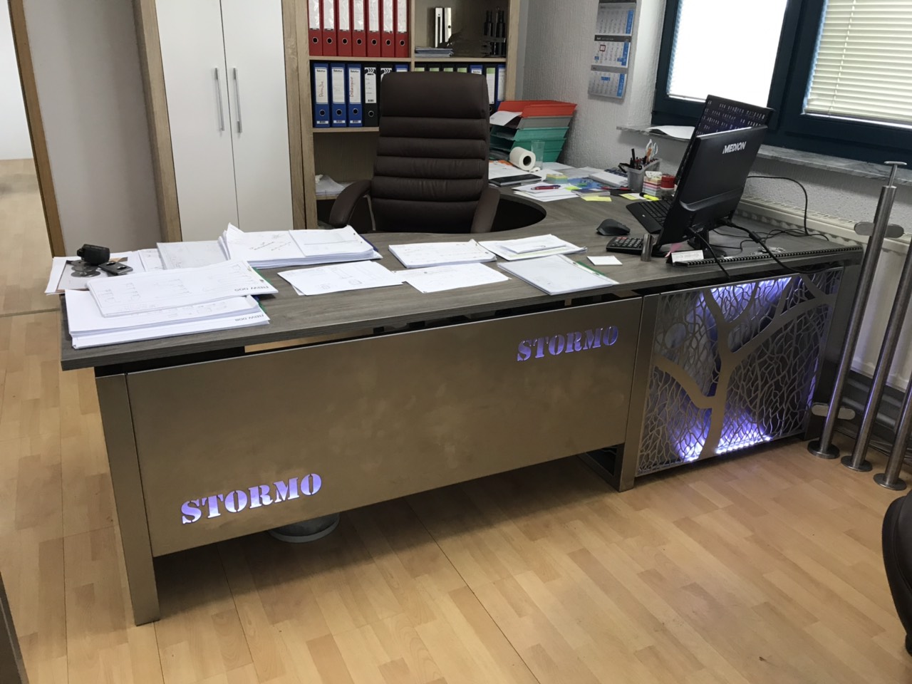 Büroschreibtisch