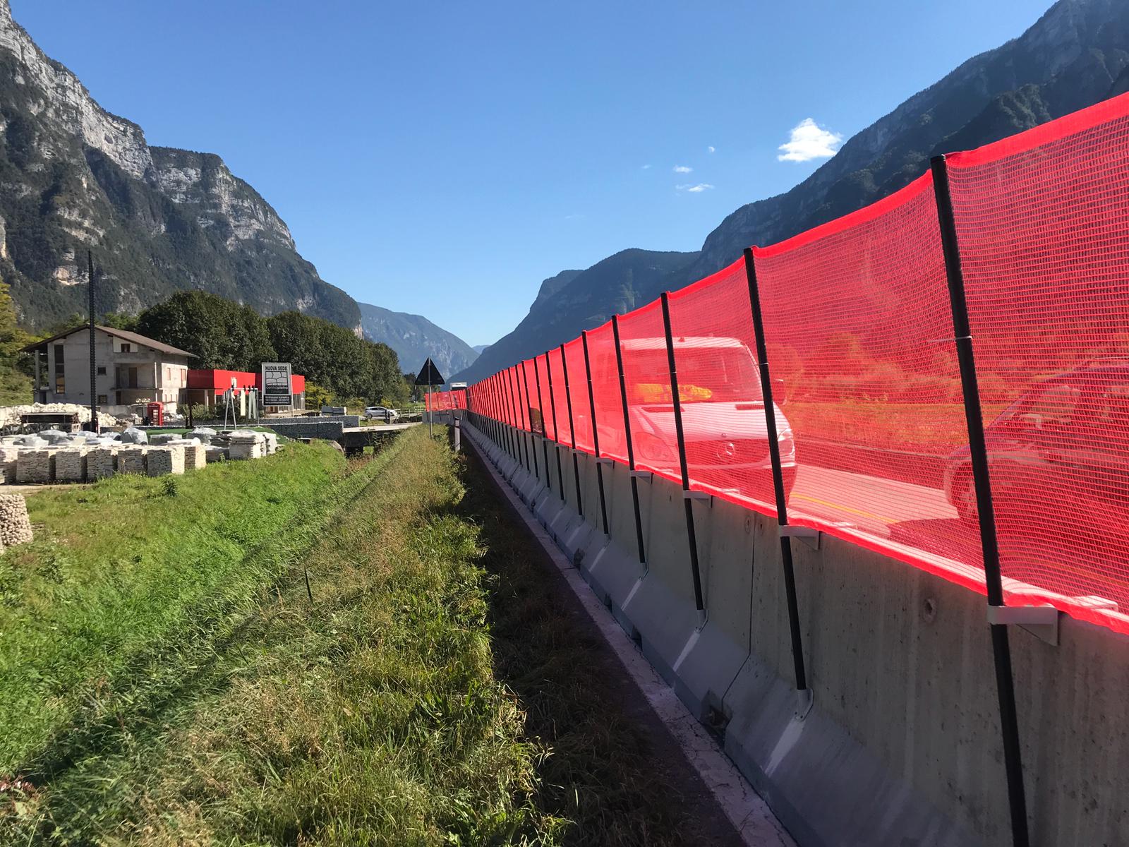 Protection and fence device for road barriers – jersey barrier type