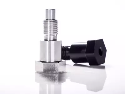 Gewindebolzen mit Durchgang