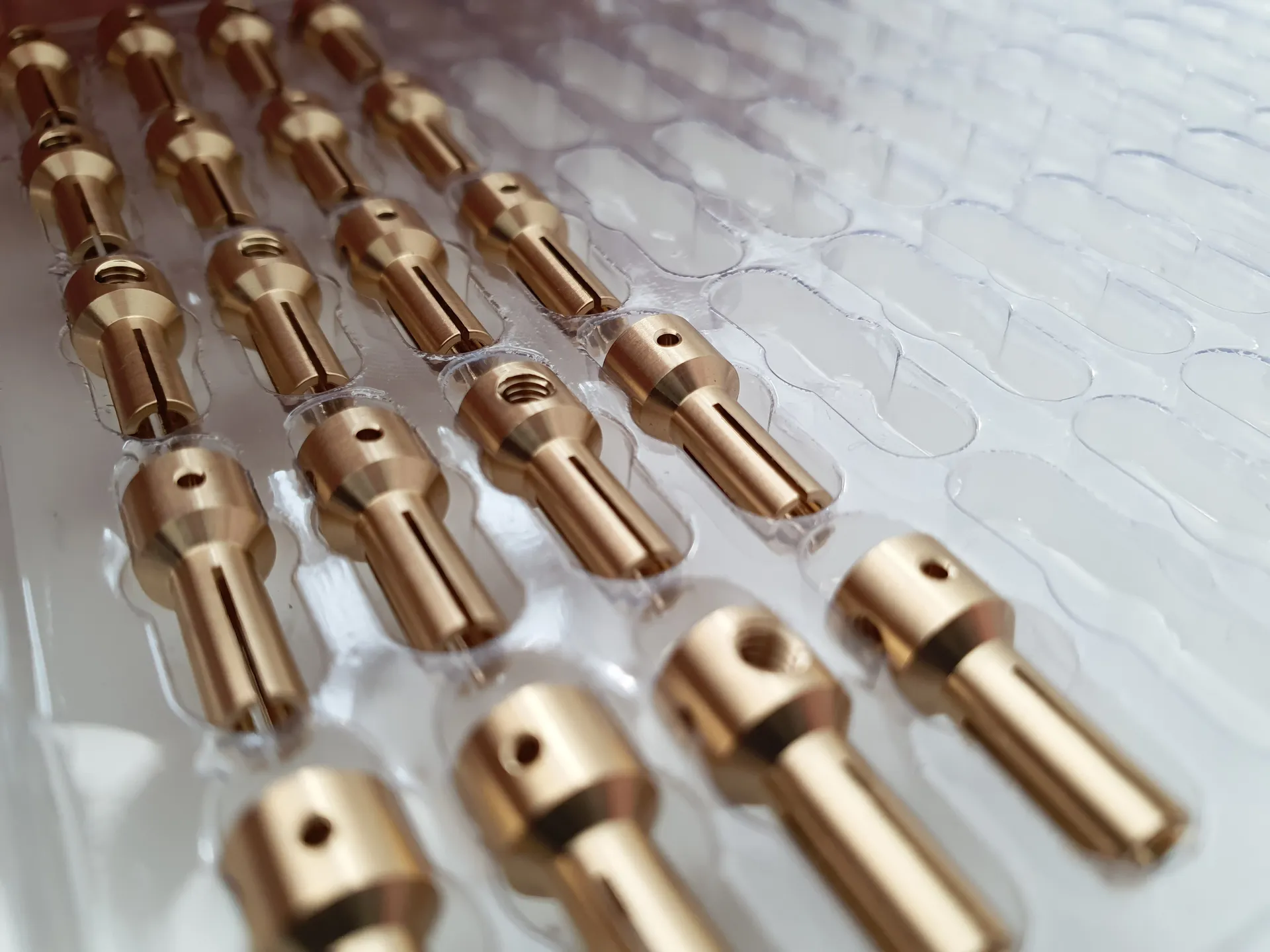 Bronze Stecker