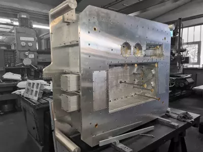 Schäumwerkzeug bei der Endmontage