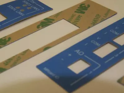 Hinterdruckte Typenschilder