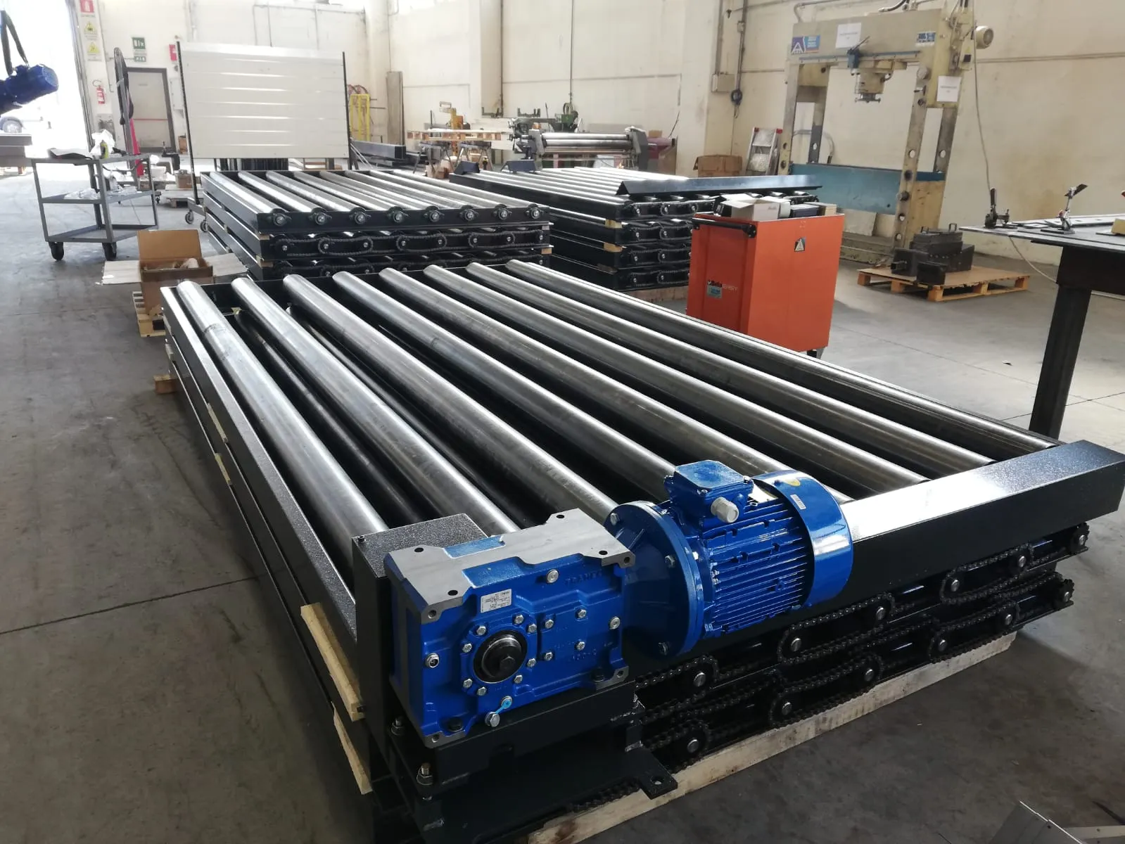 Motorized roller conveyor for wire mesh