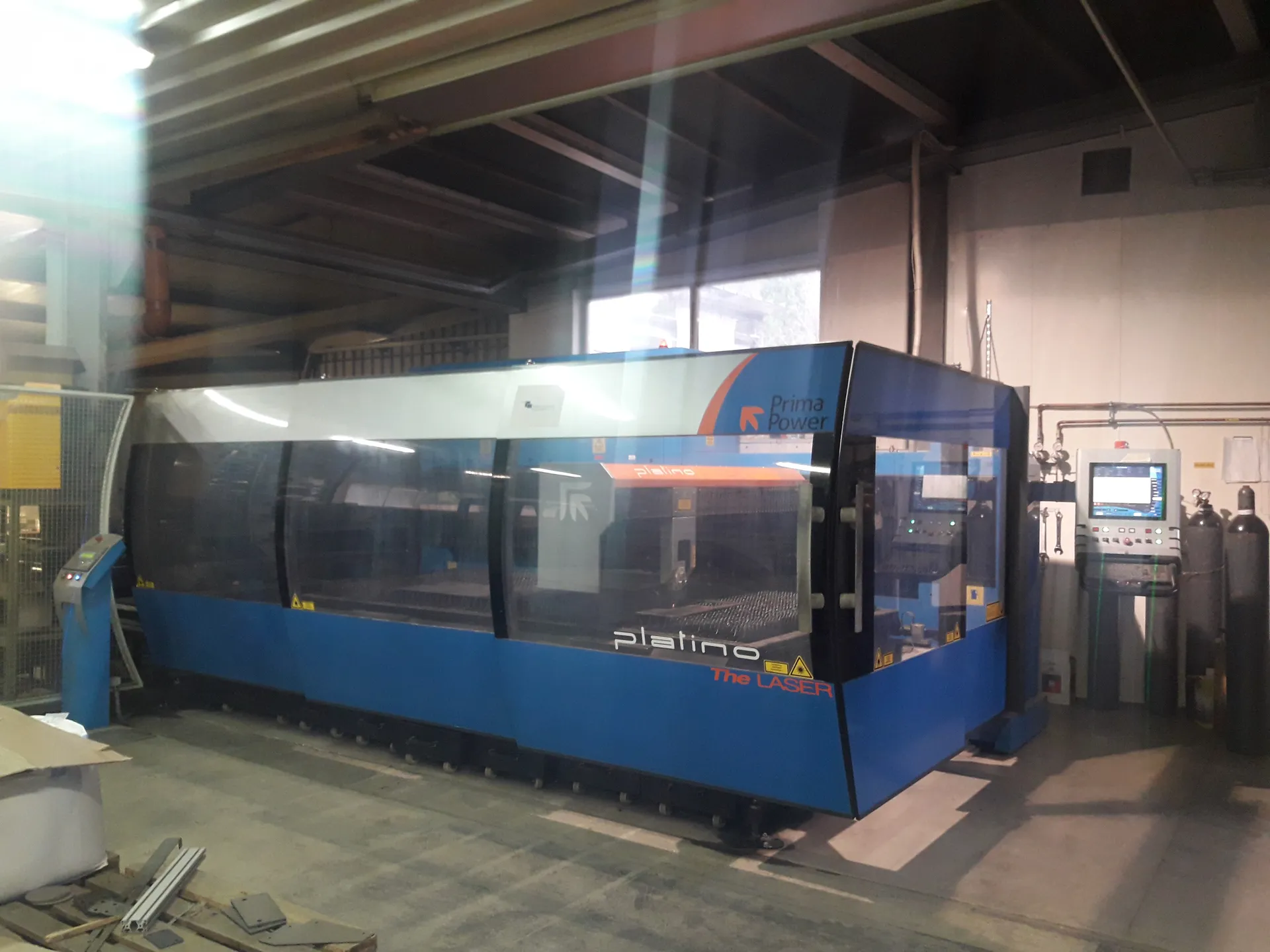 Laser cutting machine