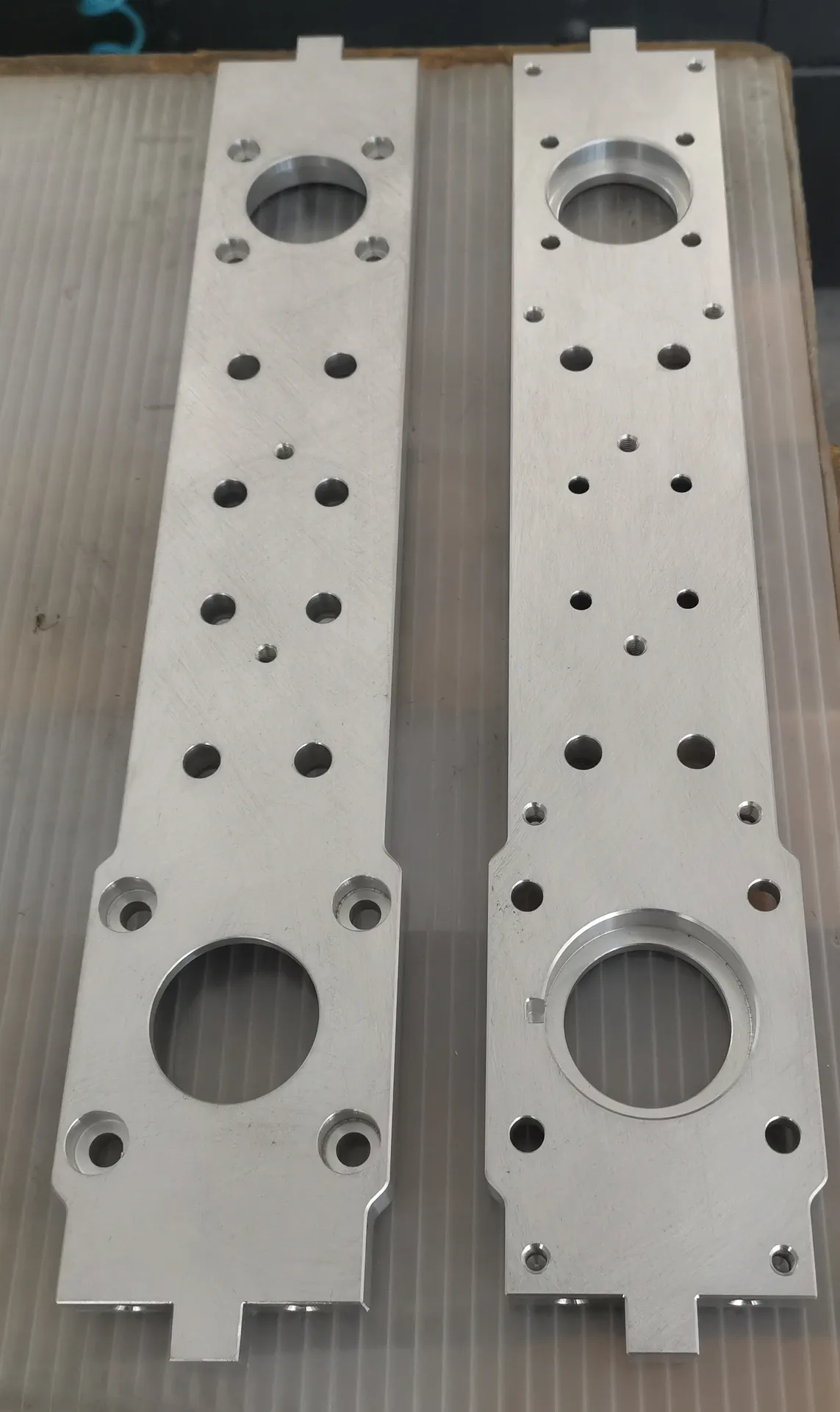 Wheel carrier upper