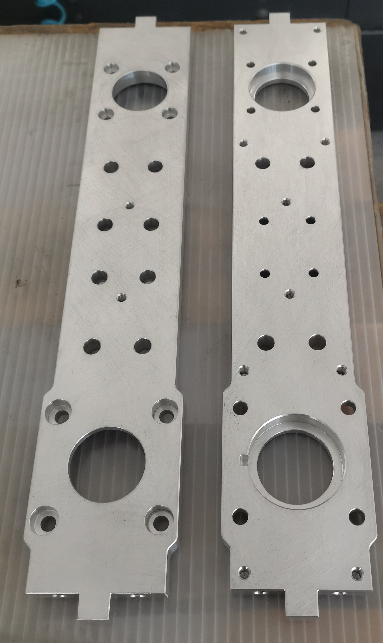 Wheel carrier upper