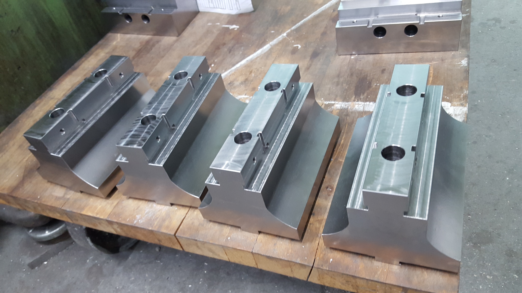 Custom-made base jaws for vise