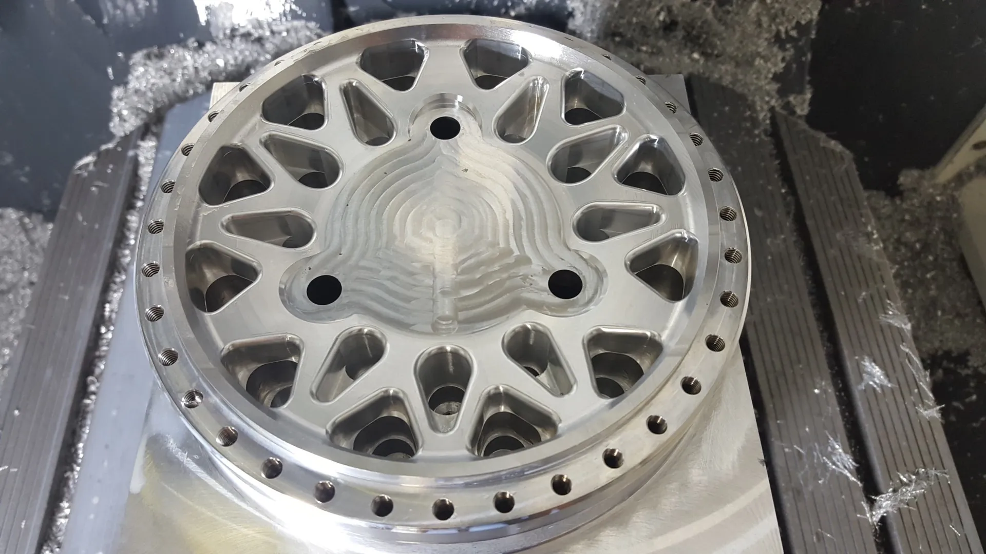 Custom-made wheel for racing car