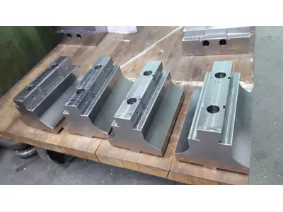 Custom-made base jaws for vise