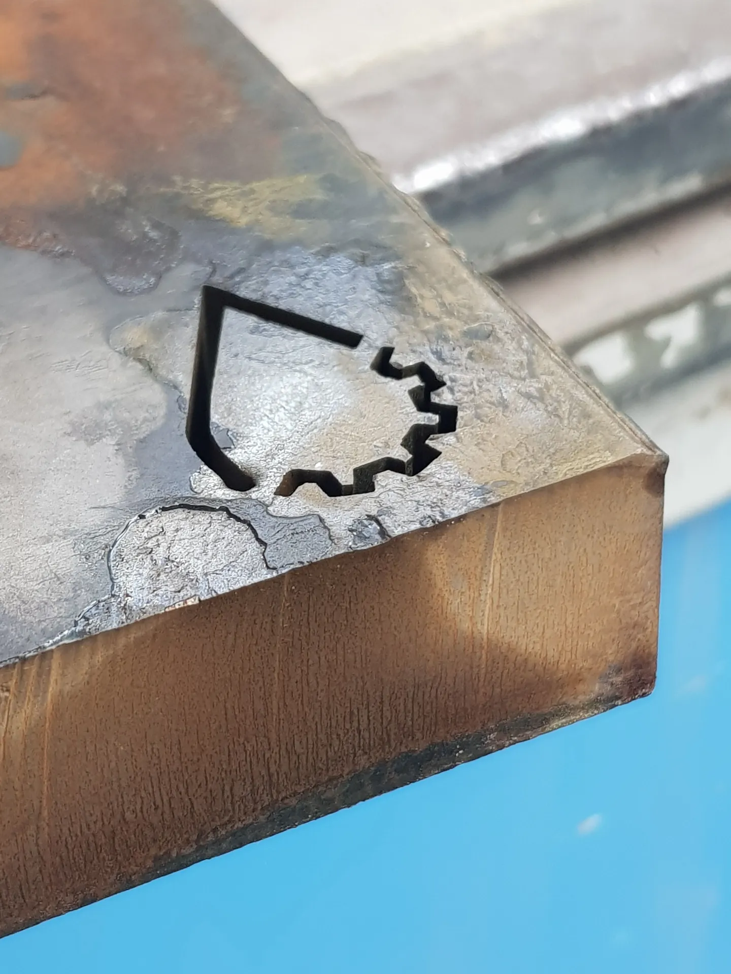 Prazisionsstrahlschneiden in dicken Materialien