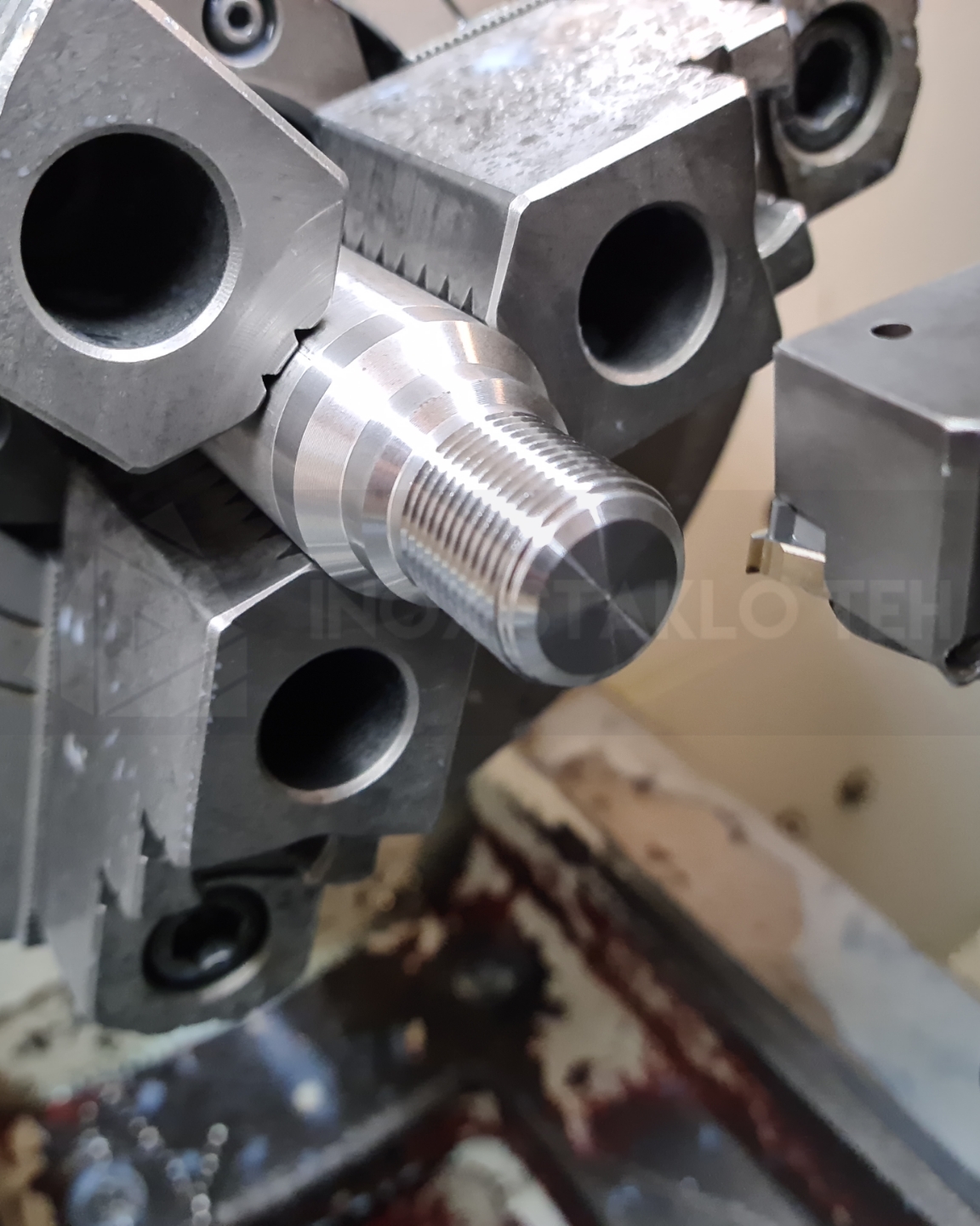 Thread cutting
