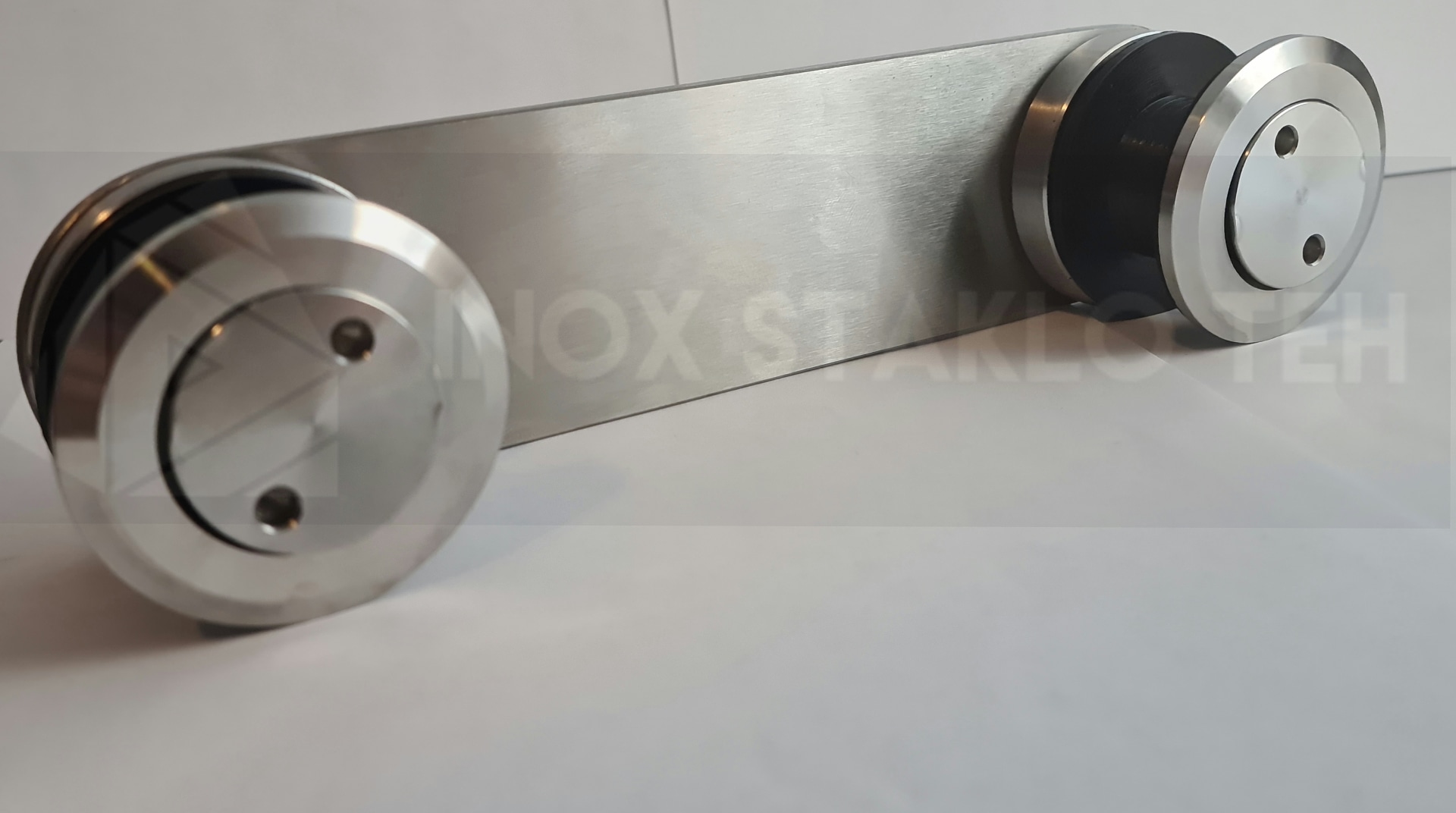 Spider glass fitting for glass facade