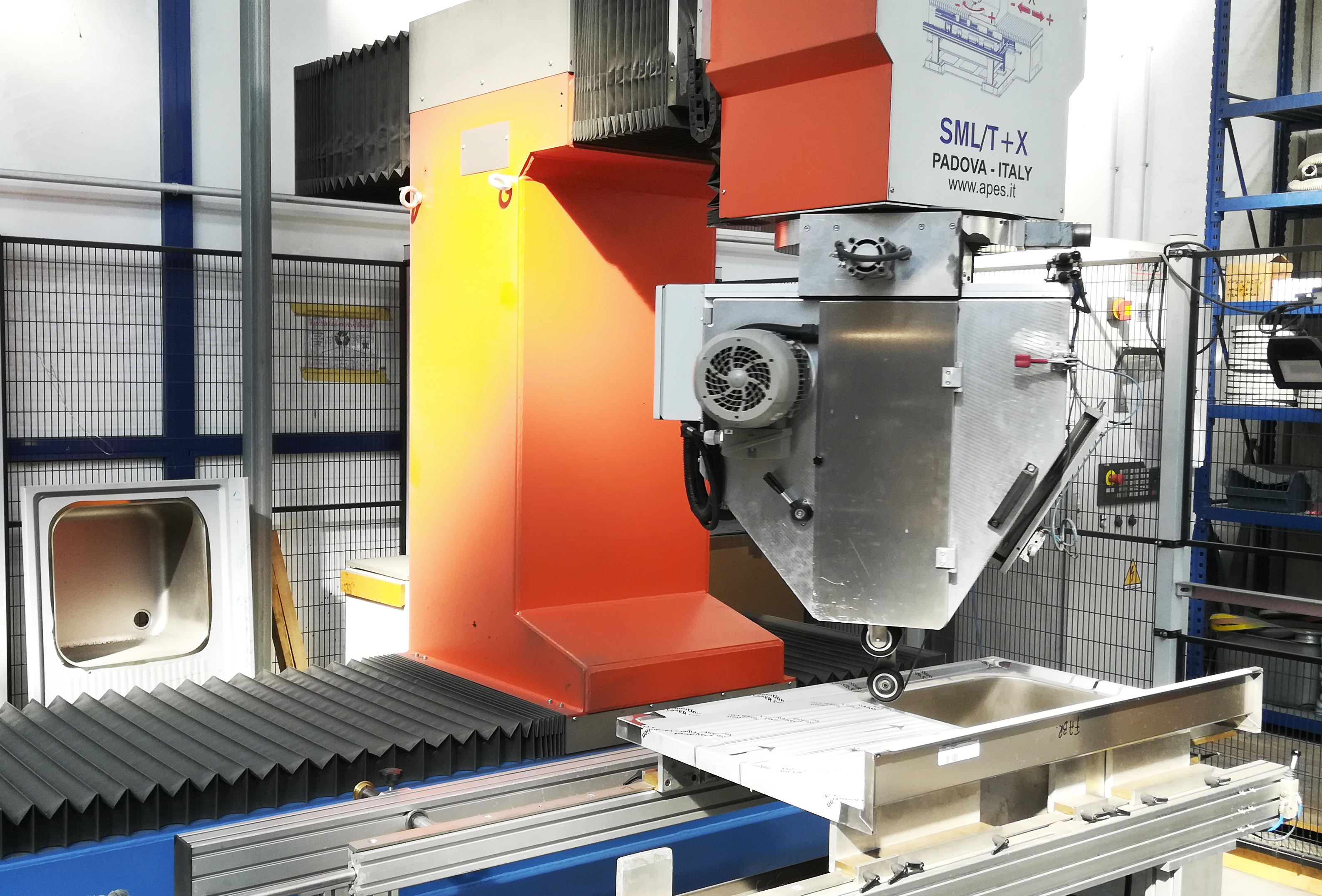 SMERIGLIATRICE A 3 NASTRI - 4 ASSI