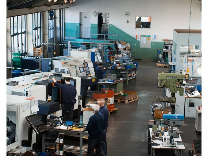 fertigung_halle_1.webp