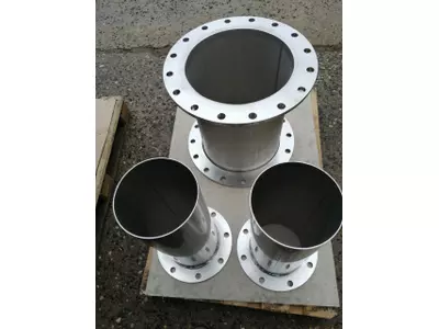 Edelstahlrohre mit Flanschen und Ventilen