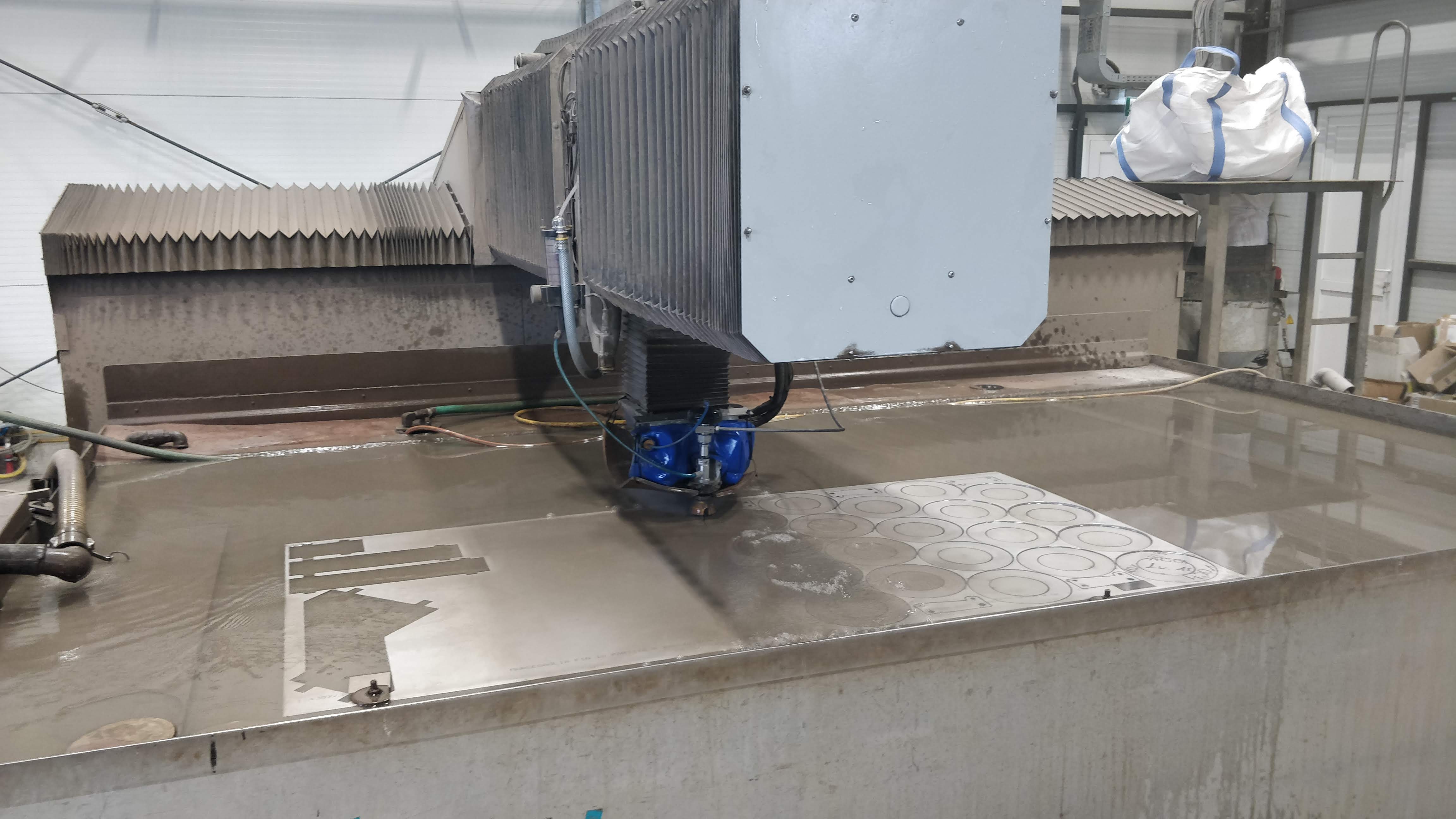 Waterjet cutting machine