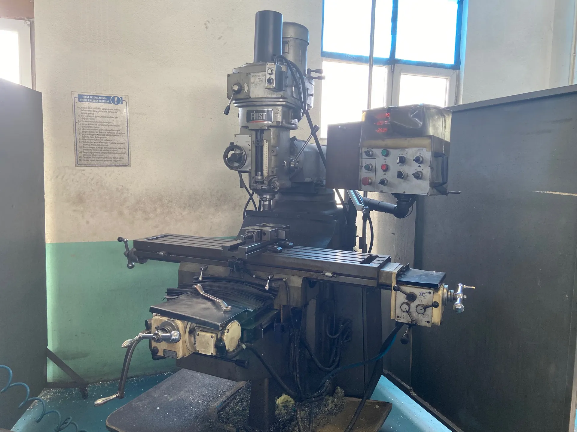 Universal Milling Machine