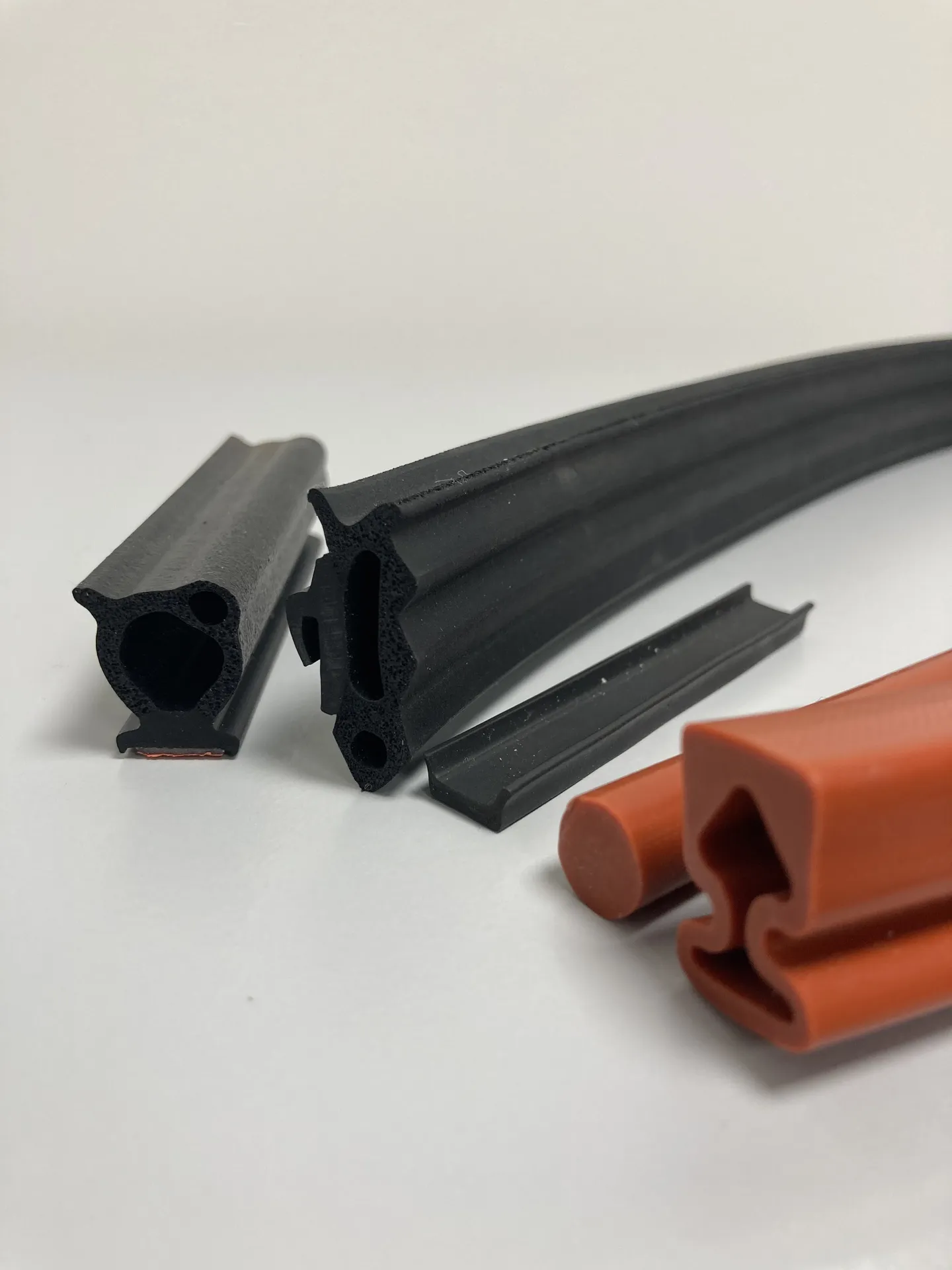 Extrudierte Profile aus Elastomeren gemäss Ihrer Zeichnung oder gemeinsamer Entwicklung