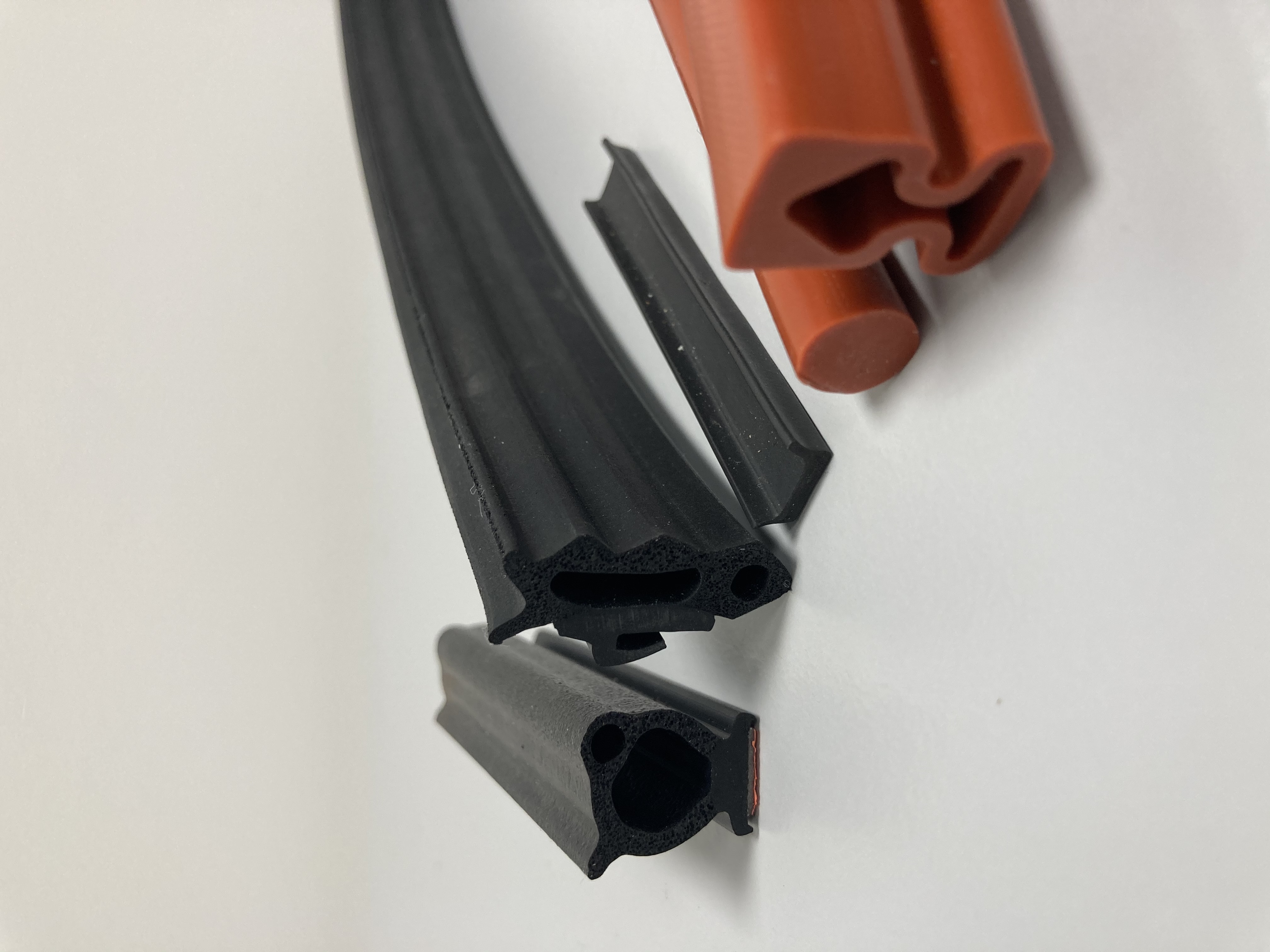 Extrudierte Profile aus Elastomeren gemäss Ihrer Zeichnung oder gemeinsamer Entwicklung