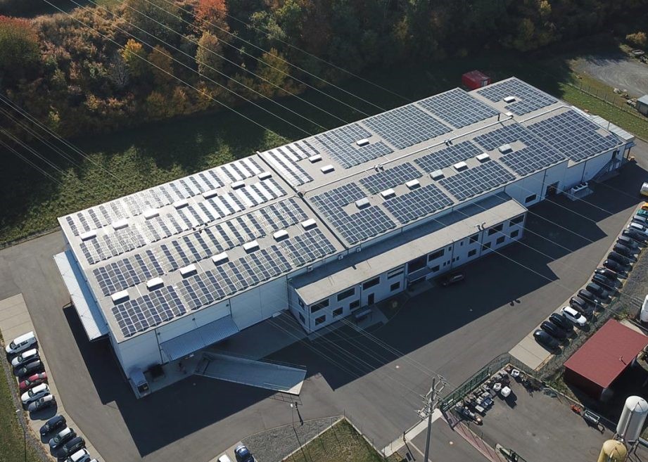 PV-Aufdachanlage über 215t CO2 Einsparung