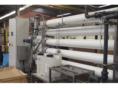 Skid mit Kunststoffverrohrung für Mikrofiltrationsanlage