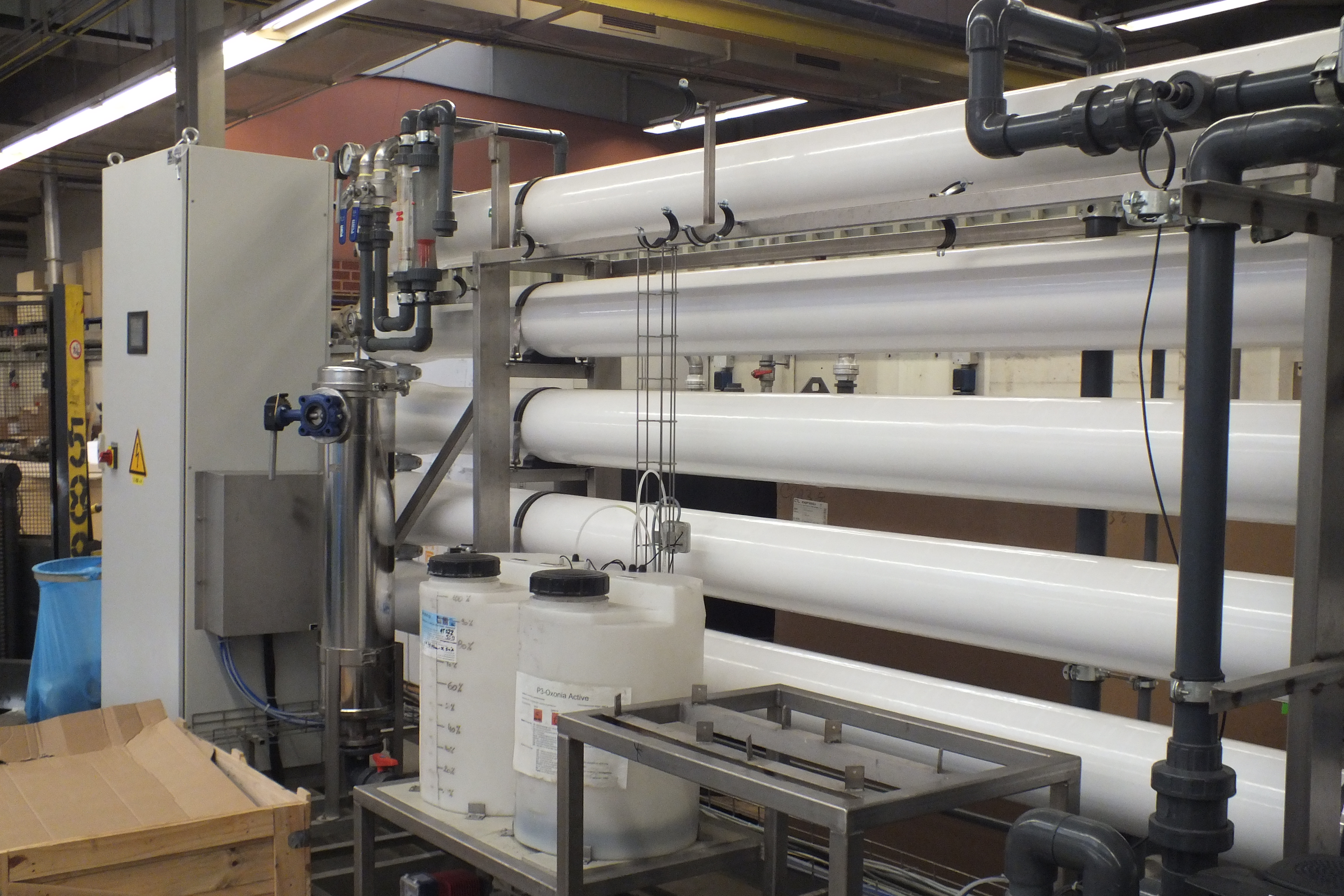 Skid mit Kunststoffverrohrung für Mikrofiltrationsanlage