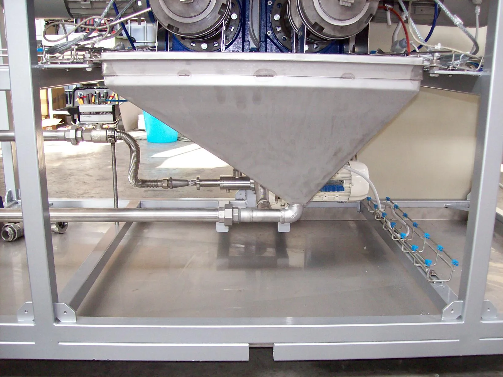Oilseed squeezing machine