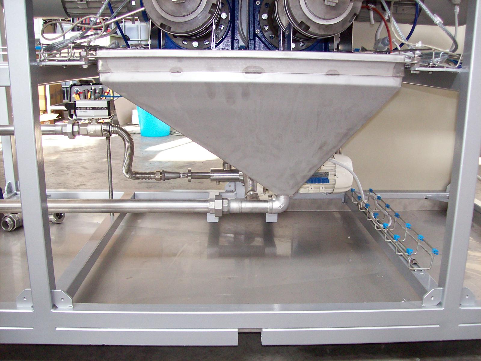 Oilseed squeezing machine