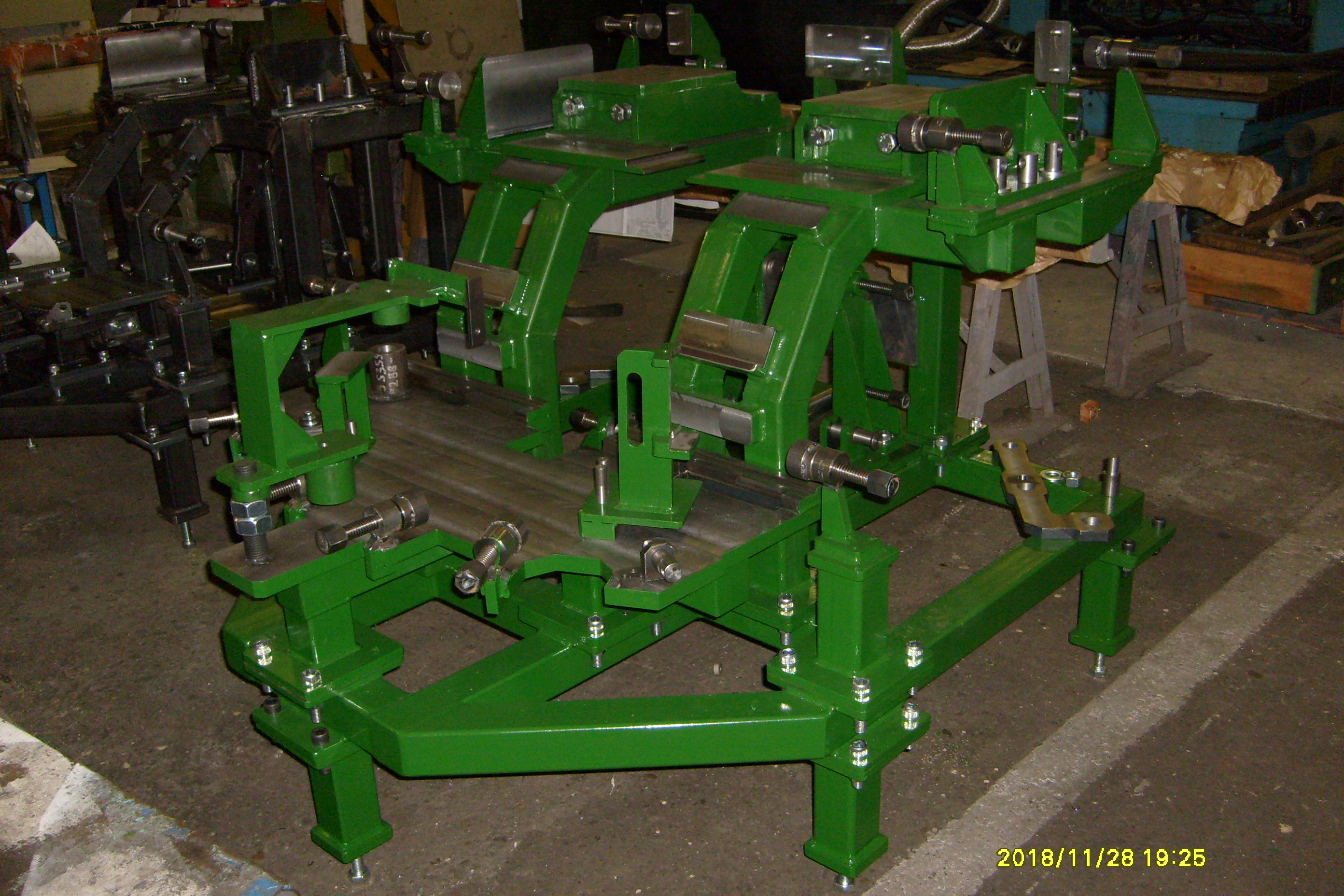 Assembling/welding fixture (road construction machine)