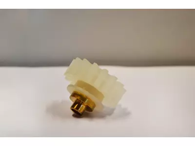 Zahnrad mit Messingeinsatz - spritzgegossenes Polypropylenmaterial, Einsatz nach dem Formen heiß eingelegt