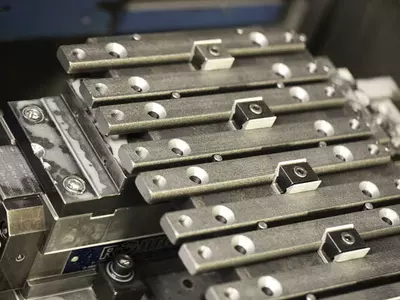 Serienteile Gewinde schneiden und bohren