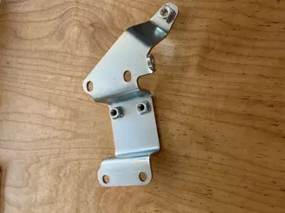 Lochnahes Biegeteil mit Muttern aufgepunktet